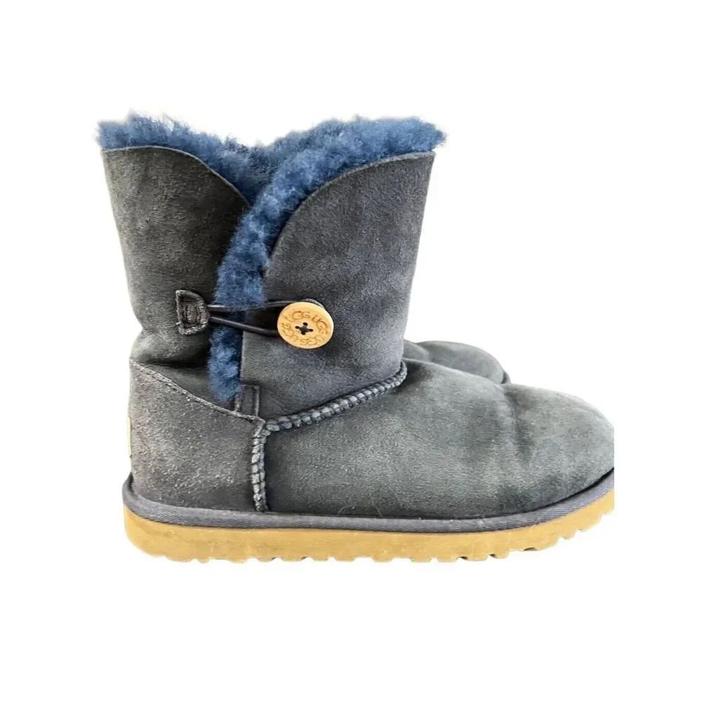 UGG BAILEY BUTTON II WOMEN SHORT BOOTS SUEDE NAVY US 6 Women’s US 5 Girls EU 35
